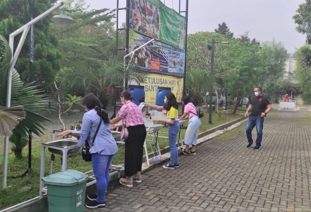 Keluarga Pak Memed dan Ibu Tatik